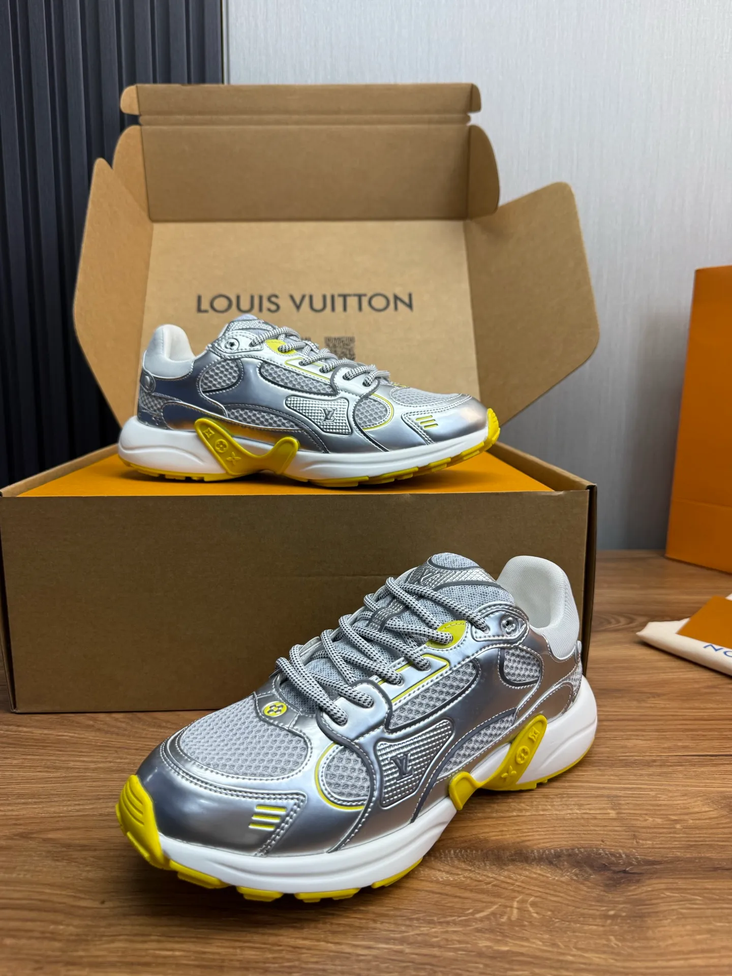 Men's shoes 💰600💰 🌈LV | Louis Vuitton 2025𝐬𝐬 🧡💚2025 spring and summer new style top version‼ ️The original version is the same. The counter specializes in the latest casual shoes. Hard goods are new🆕 🔥🔥🔥Top version: Couple model LV Louis Vuitton L House Donkey brand The latest Olympia series Couple model Silver Horn King Casual sneakers Running shoes This LV Olympia sneaker combines mesh fabric and metallic synthetic leather and other technical fabrics to reinterpret the classic running shoe design with a neat and simple design. Lightweight EVA outsole provides a stretchy fit. Rich details such as Monogram embossing and LV letters establish recognition. Exquisite packaging at the delivery counter 🛍📦 ▪️Fabrics: Original imported technical fabric + mesh ▪️Inner lining: Original customized breathable mesh ▪️Sole: Original molded rubber foam material ▪️Sole thickness: 3.5CM ▪️Size: 35--45 (customized for women 40 and men 45)